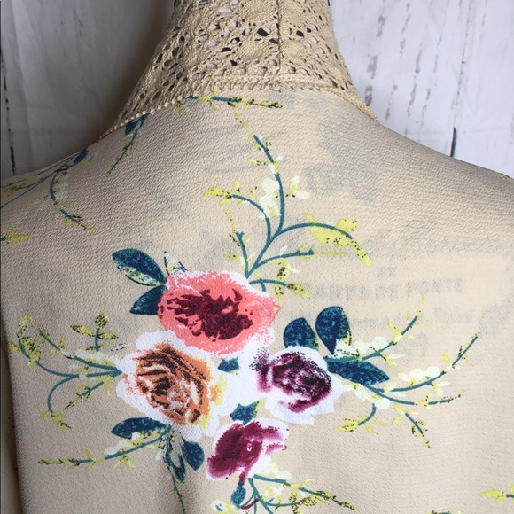 Women’s 🌸SOLD🌸 Flower Coverup - Picture 4 of 7